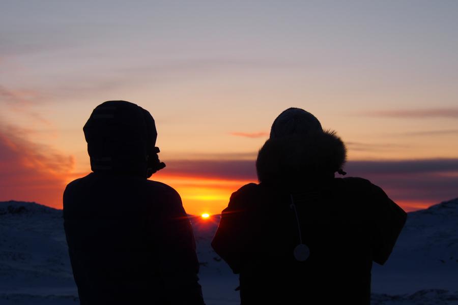 Solen hilses velkommen efter endt mørketid. Ilulissat, 12. januar 2020